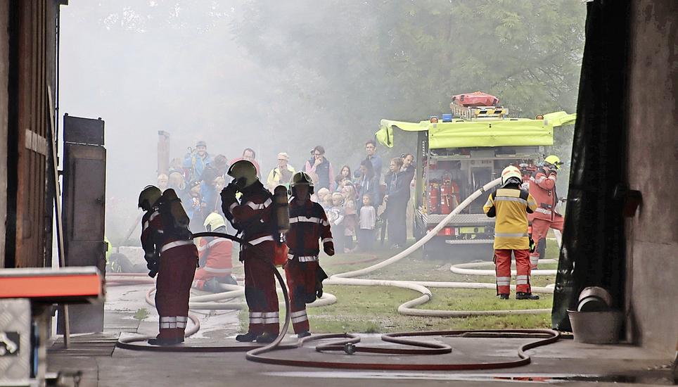 In Flurlingen zeigte die Feuerwehr an der Schlussübung, was sie kann. Bild: Roland Müller