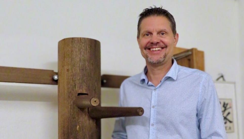 Neben Kurzschwert und Langstock gehören auch Übungen am «hölzernen Mann» zu den Trainingseinheiten beim «Wing Chun» mit Jürgen Maier. Bild: Alexander Vitolić
