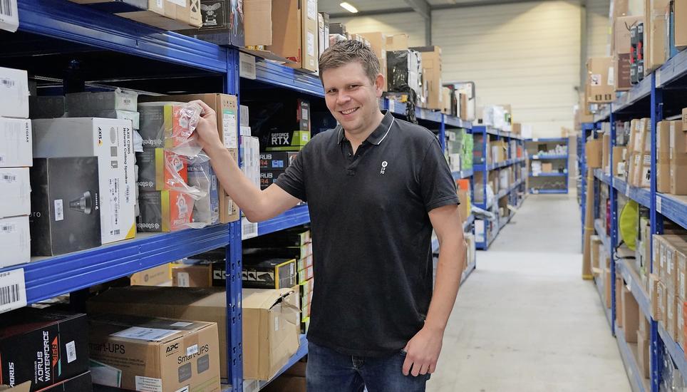 Marcel Weber, der neue CEO der PCP.com-Gruppe, in der Lagerhalle von Steg Electronics in Herblingen. Bild: Tobias Bolli