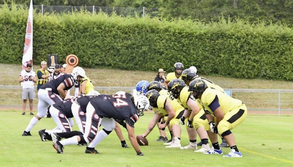 Bereit machen für den nächsten Spielzug: Die Schaffhausen Sharks (gelb) sind fleissig in der Vorbereitung. Bild: Marc Herrmann