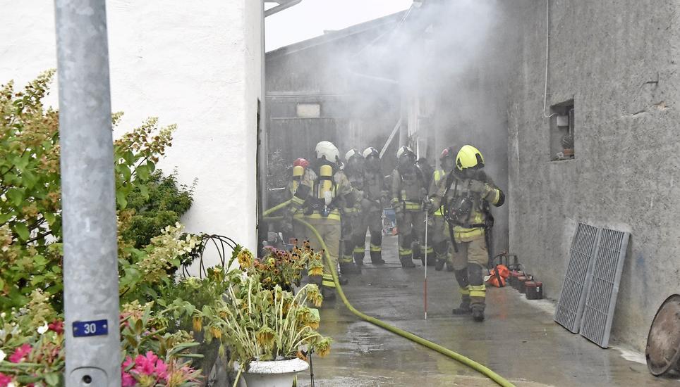 Die Männer und Frauen der Feuerwehr Mittelklettgau hatten ihre Hauptübung in Siblingen. Bild: Mirza Hodel
