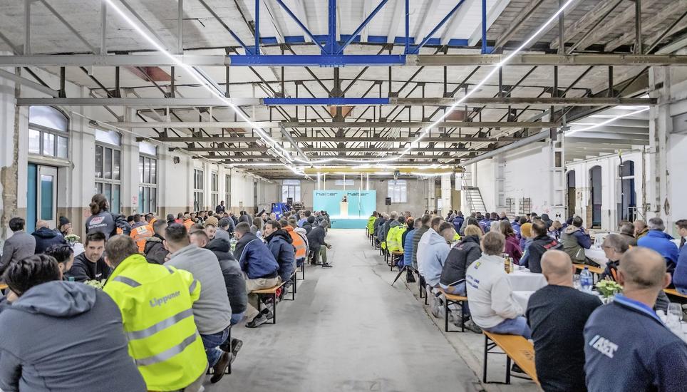 In der Halle 22 wurde die Aufrichte gefeiert. Hier entsteht bald eine Markthalle, Mieter ist unter anderem die Migros. Bild: Roberta Fele