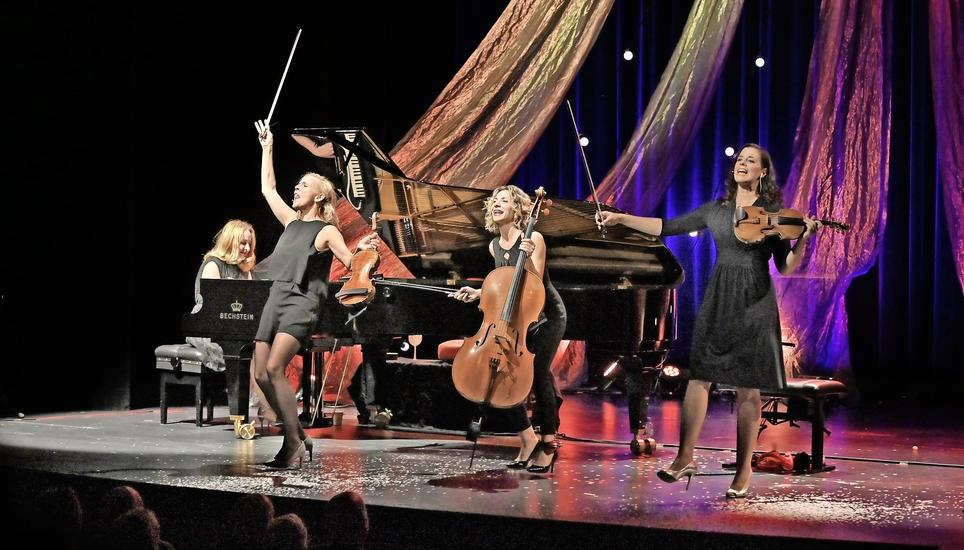 Virtuos und voller Energie: Das Quartett «Salut Salon» mit Olga Shkrygunova (Klavier), Angelika Bachmann, Maria Well und Iris Siegfried (v. l.). Bild: Selwyn Hoffmann