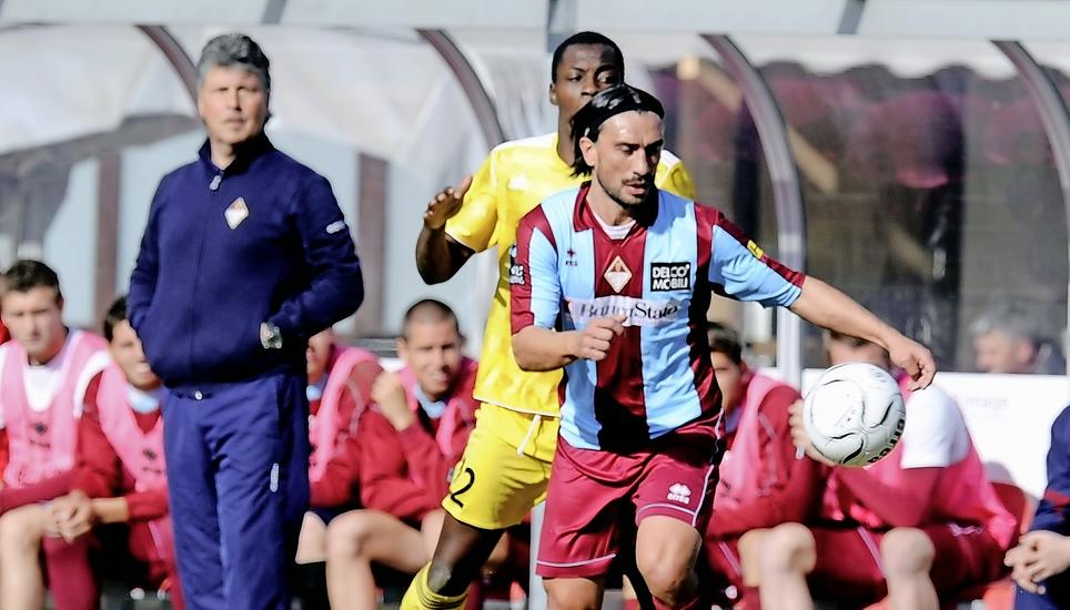 Hakan Yakin am Ball für die AC Bellinzona gegen Nyonnais. Im Hintergrund beobachtet von Coach Martin Andermatt. Bild: Keystone
