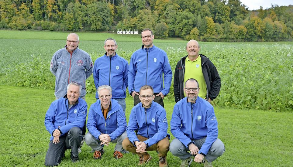 Die Siegermannschaft aus Dörflingen (hintere Reihe v.l.n.r.): Christian Risch, Martin Schwizer, Christian «Tiger» Risch, Peter Steiger; vordere Reihe (v.l.n.r.): Godi Bossert, Rico Blanz, Marco Keller, Philipp Zumbühl. Bild: Markus Stanger