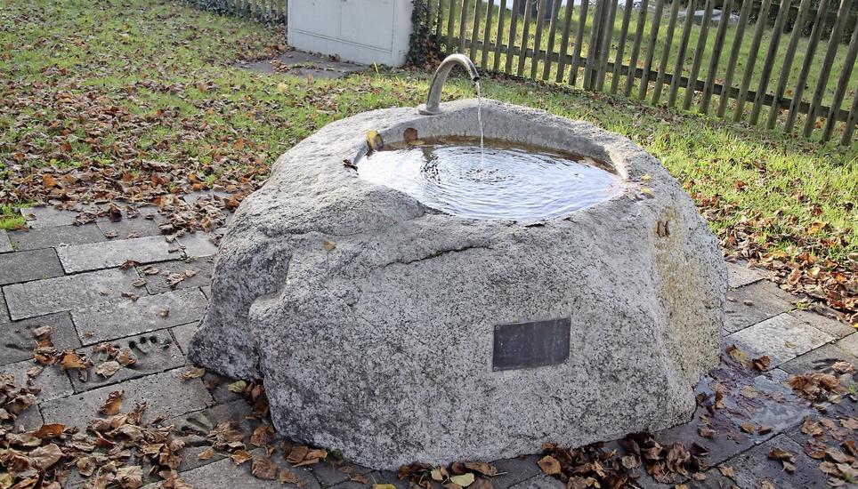 Der 2004 eingeweihte und mit Stiftungsgeldern finanzierte Brunnen bei der Kreuzung Stadtweg/Feldstrasse erinnert an die Hans-Spiess-Stiftung. Bild: Roland Müller