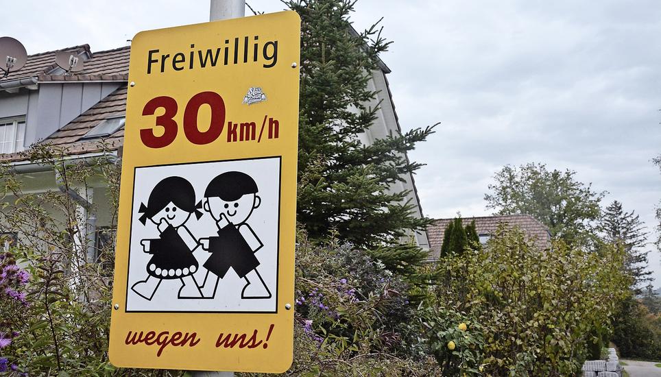Eine der «Freiwillig Tempo 30»-Schilder in der Gemeinde Thalheim an der Thur, hier im Ortsteil Gütighausen. Bild: Alexander Joho