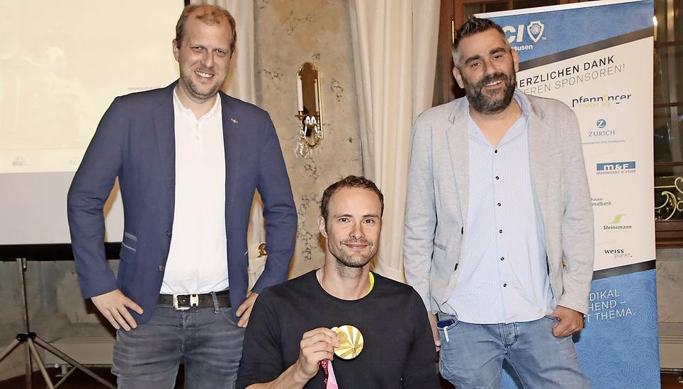 Markus Moser (links) als Präsident der Jungen Wirtschaftskammer und Lasse Pfenninger vom WIR-Network Schaffhausen mit ihrem prominenten Sportgast Marcel Hug und einer in Tokio gewonnenen Goldmedaille. Bild: Roland Müller