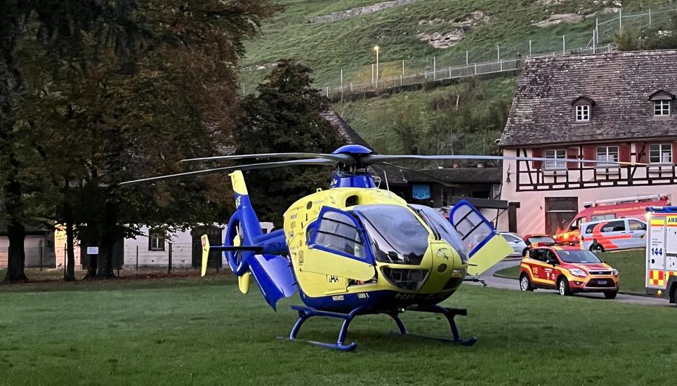Der verletzte Arbeiter wurde mit einem Rettungshubschrauber zur weiteren Behandlung in ein Spital transportiert. Bild: zVg / shpol