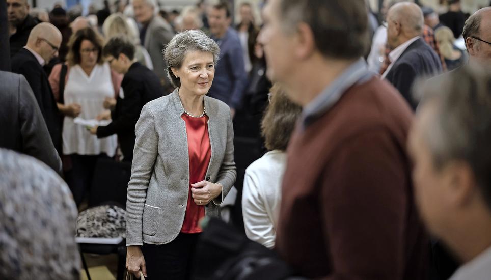 Energieministerin Simonetta Sommaruga stellte sich in Zweidlen-Glattfelden den Fragen der Bevölkerung. Bild: Keystone
