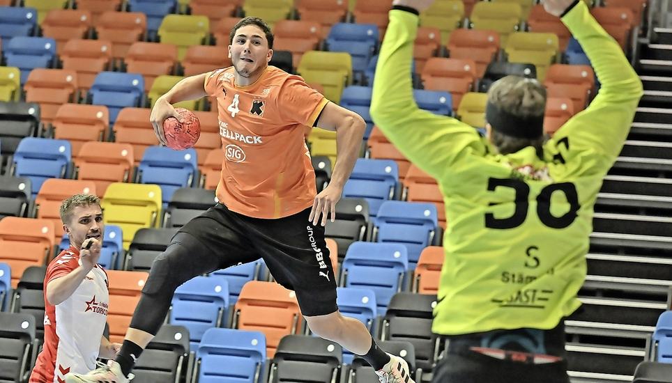 Mehdi Ben Romdhame beim Torwurf gegen den BSV Bern, hier im Heimspiel Ende September. Bild: Michael Kessler