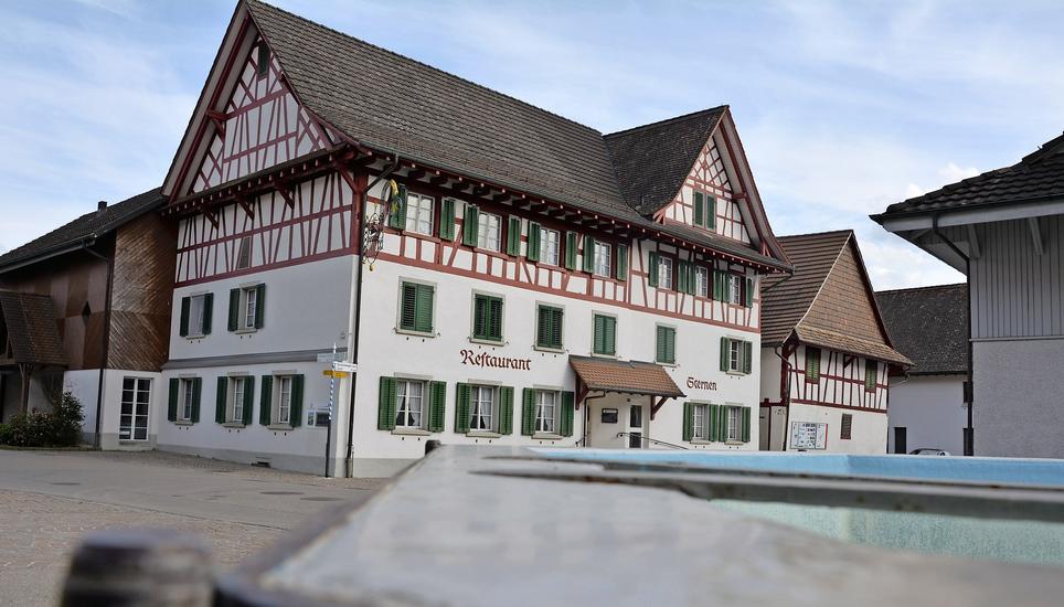 Würde abgebrochen und durch eine Gartenterrasse ersetzt: Der Schopf (r.) beim Gasthof «Sternen» in Wil. Bild: Alexander Joho