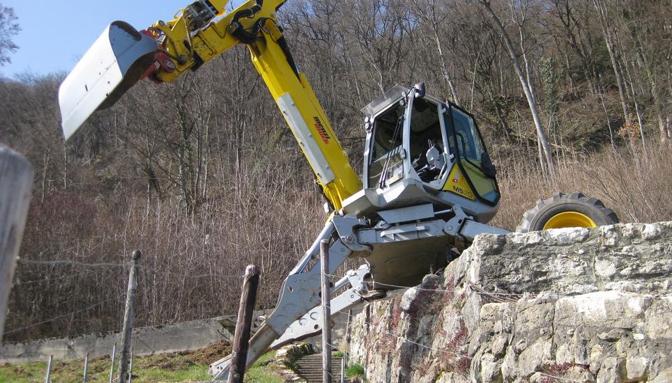 Durch das einzigartige Design steht ein Schreitbagger auch im unwegsamen Gelände Stabil. Bild: zVg/Stutz AG Baggerunternehmung