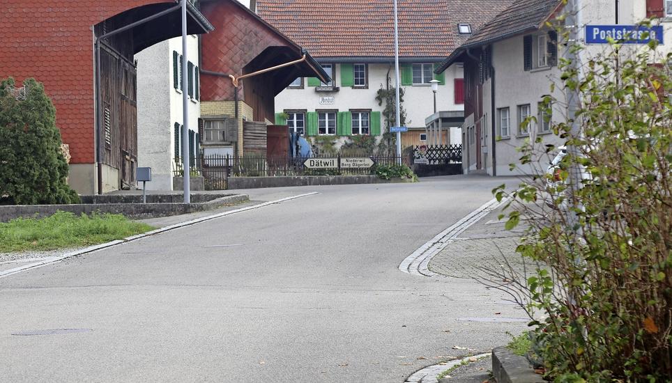 Das Dorfzentrum von Adlikon: keine Spur von Gemeinderatskandidaten und -kandidatinnen. Bild: Bianca Kyburz