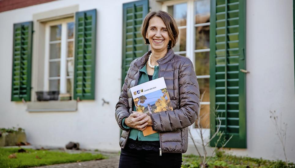 Die neue Redaktionstätigkeit macht Freude: Katja Joho, hier vor ihrem Zuhause in Humlikon. Bild: Roberta Fele