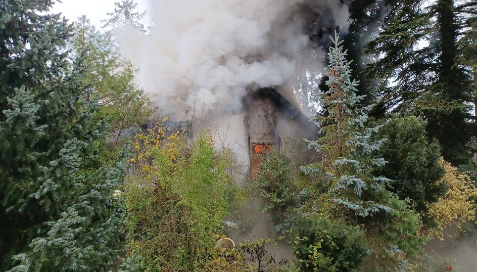 Bei Eintreffen der ersten Einsatzkräfte stand das Gebäude bereits in Vollbrand.