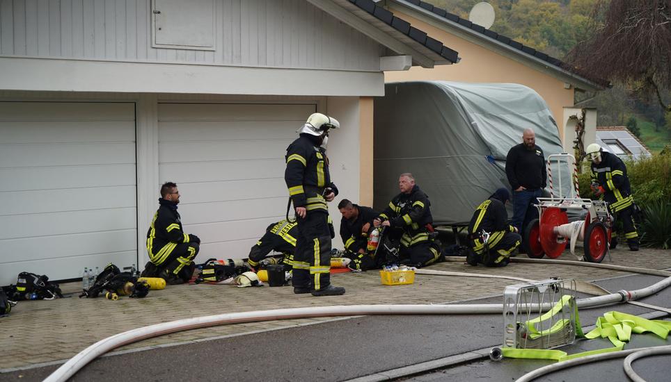 Die Rettungskräfte brauchen eine Pause - der Einsatz ging immerhin fast zehn Stunden.