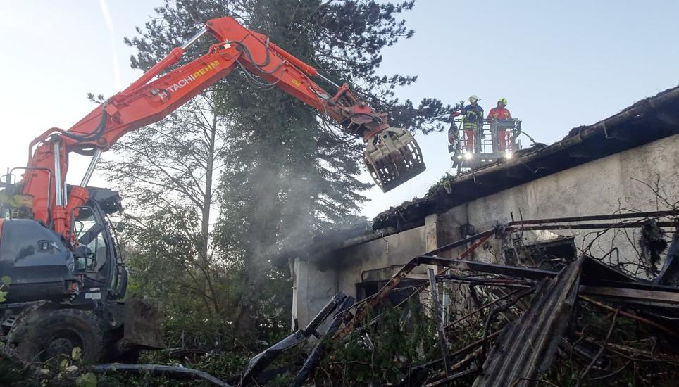 Nach dem Brand wird das Haus begutachtet.