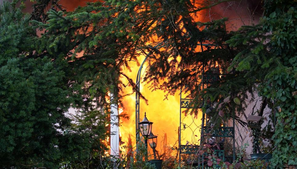 Ein Brand in Jestetten löste ein Grosseinsatz aus. Bilder: zVg / Feuerwehr Jestetten
