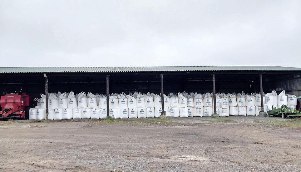 Ein kleiner Vorrat: Stamms 600 Tonnen in Big Bags verpackter Stickstoffdünger.