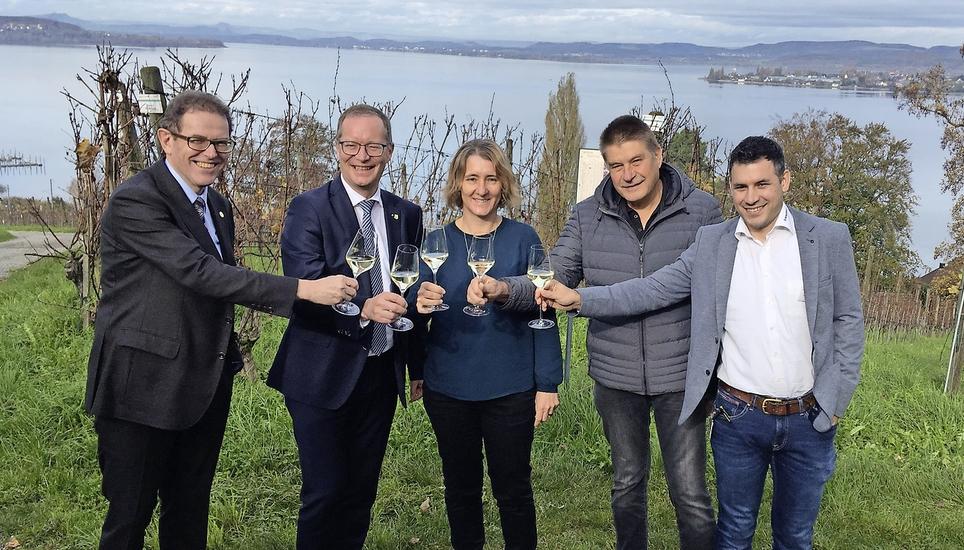 Auf den TG-Staatswein: Ständerat Jakob Stark, Regierungsrat Walter Schönholzer, Priska Held, Agro Marketing Thurgau, Winzer Michael Polich und Florian Sandrini, Leiter Pflanzenbau und Umwelt Arenenberg (v. l.). Bilder: Ulrich Schweizer