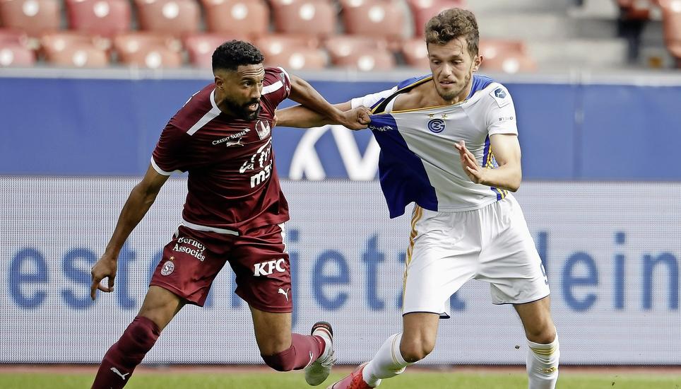 Möglicher Trikotwechsel: Servette-Verteidiger Gaël Clichy (l.) zieht Shkelqim Demhasaj fast das Trikot aus. Ob es der GC-Stürmer dann auch gleich ganz auslassen kann, um im Winter in ein Shirt des FC Schaffhausen zu steigen? Bild: Keystone