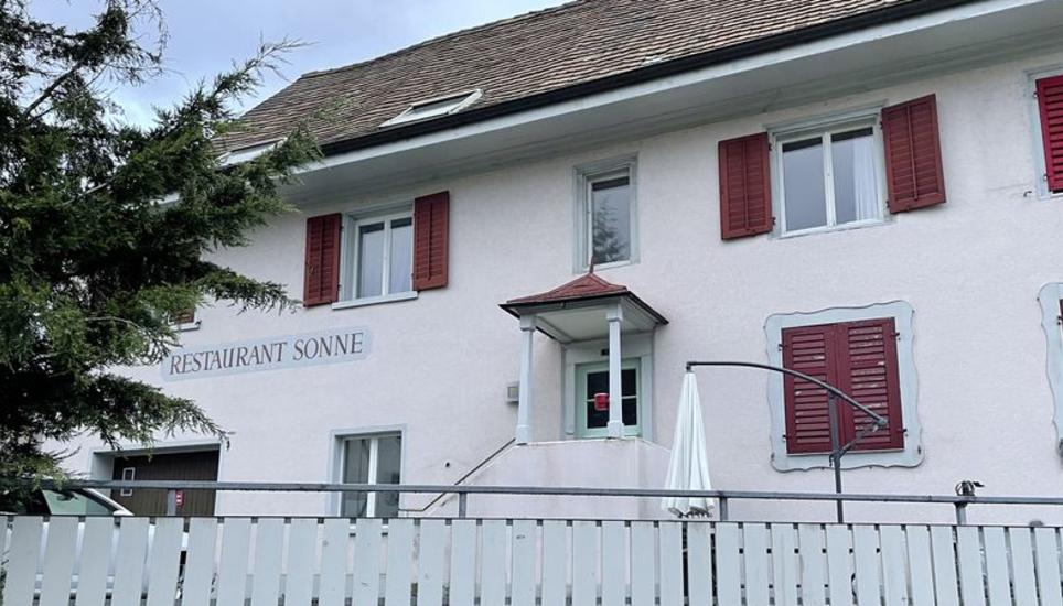 Das Gasthaus Zur Sonne nimmt durch seine Lage eine besondere Stellung in Stetten ein. Es wurde in der Kategorie B als schutzwürdig eingestuft. Dagegen will der Besitzer Remo Waldvogel Einspruch erheben. Bild: Gudrun Trautmann