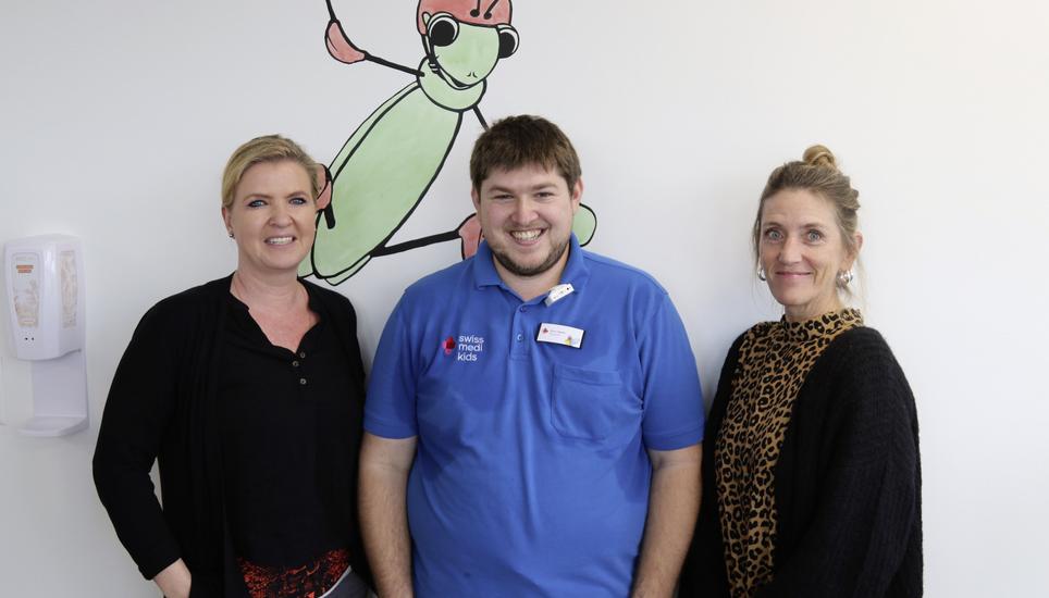 Kevin Vögelin mit SwissMediKids-Gesamtleiterin Veronica Cortés (l.) und Tabitha Mancina, Co-Standortleiterin Zürich. Bild: Pascal Schoch
