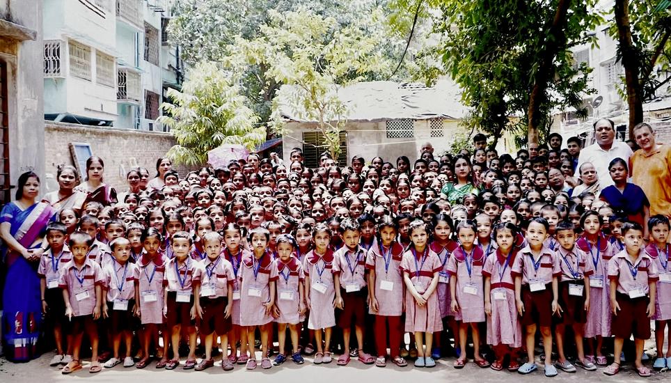 228 Schüler besuchen die St.-Josef-Schule in einem der grössten Slums in Kalkutta dank des privaten Hilfsprojektes von Marcus Pohl (rechts im Bild). Das ist nur durch die grosszügigen Spenden von Menschen aus dem Kanton Schaffhausen und dem Hegau möglich. Bild: zvg