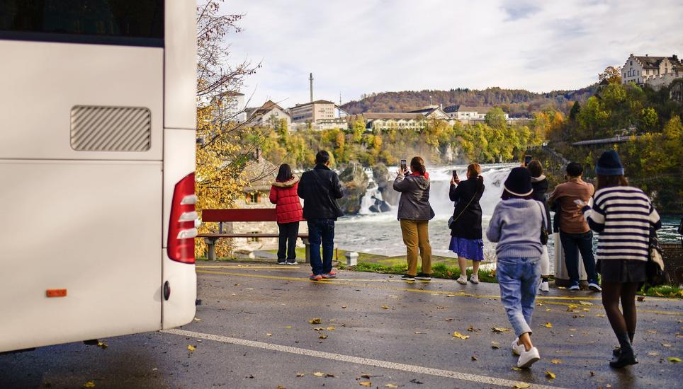 2022 waren wieder öfter Reisebusse am Rheinfall. Dies nachdem 2020 und 2021 infolge der Pandemie kaum Reisegruppen kamen. Bild: Melanie Duchene
