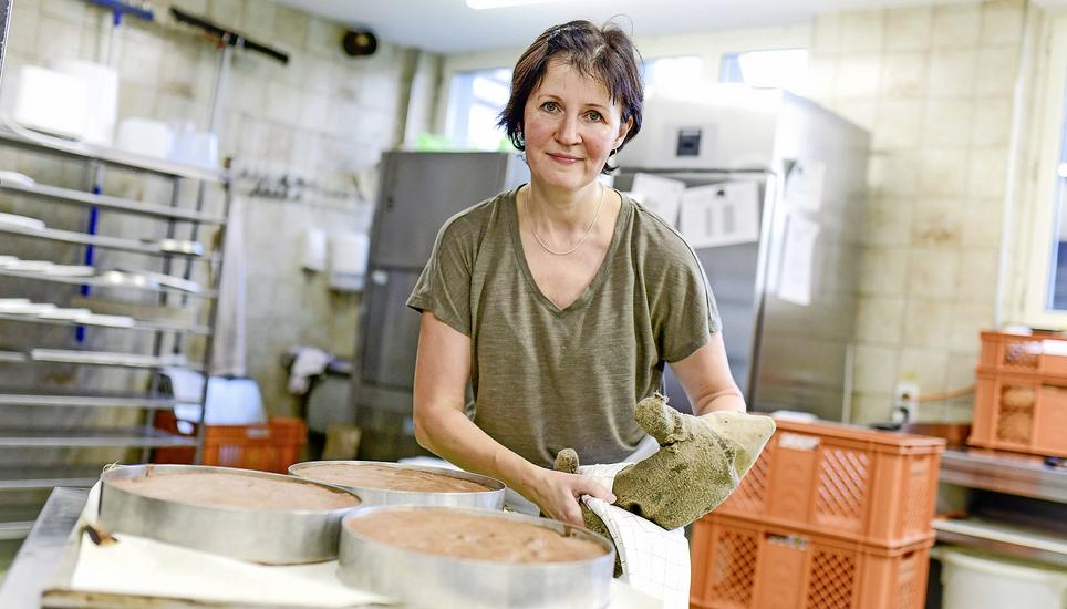 Seit dem 1. Juli arbeitet die geflüchtete Ukrainerin Iryna Vasylchenko in der Bäckerei Gut in Marthalen. Bild: Melanie Duchene