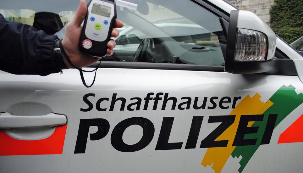 Bei einem Lastwagenfahrer wurde am Grenzübergang Thayngen ein Alkoholpegel von 1,66 Promille gemessen. Der Fahrer wurde verzeigt und sein ausländischer Ausweis aberkannt. Bild: zVg/Schaffhauser Polizei