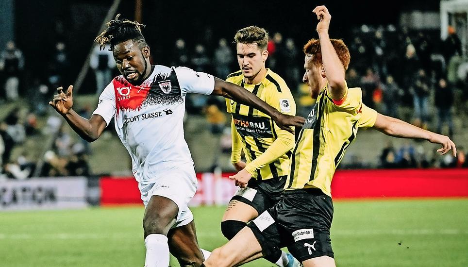 Kampf war Trumpf auf dem Brügglifeld: FCS-Captain Serge Müller (r.) versucht, Aaraus Allen Njie zu stoppen. Bild: Sarah Rölli