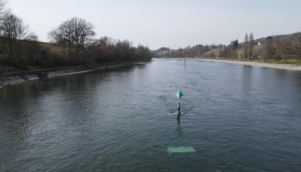 Seit 2021 werden Bojen unterhalb des «Schupfens» und auf Höhe «Rhysägi» als Schifffahrtszeichen im Rhein getestet. Bild: zVg