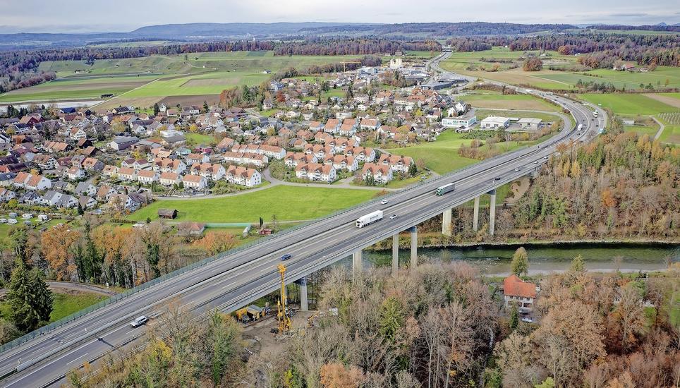 Die A4-Strassenbrücke neben der Brücke für die Kantonsstrasse zwischen Andelfingen und Kleinandelfingen (im Hintergrund). Im unteren Bildabschnitt: Der Bereich für die Pfahlversuche des Bundesamts für Strassen. Bild: Michael Kessler