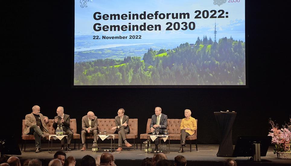 Die Steuergruppe der Plattform «Gemeinden 2030» (v. l.): Theo Meier (Vizepräs. Verband Zürcher Schulpräsidien), Thomas-Peter Binder (Präs. VZGV), Mark Eberli (Vizepräs. GPVZH), Baudir. Martin Neukom, Jörg Kündig (Präs. GPVZH) sowie Jacqueline Fehr, Direktorin der Justiz und des Innern. Bild: A. Joho