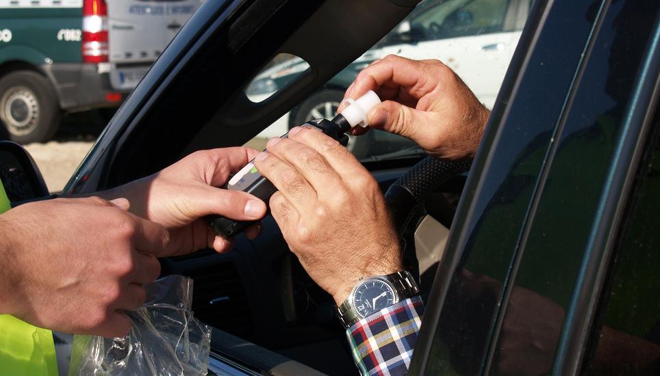 Nach einem Zusammenstoss bemerkten die Polizeibeamten den Alkoholgeruch bei 57-Jährigen Autofahrer und testeten ihn. Wie sich beim Test herausstellte, scheint der Verdacht berechtigt - der Mann hatte 1,6 Promille Alkohol im Blut. Symbolbild: Pixabay