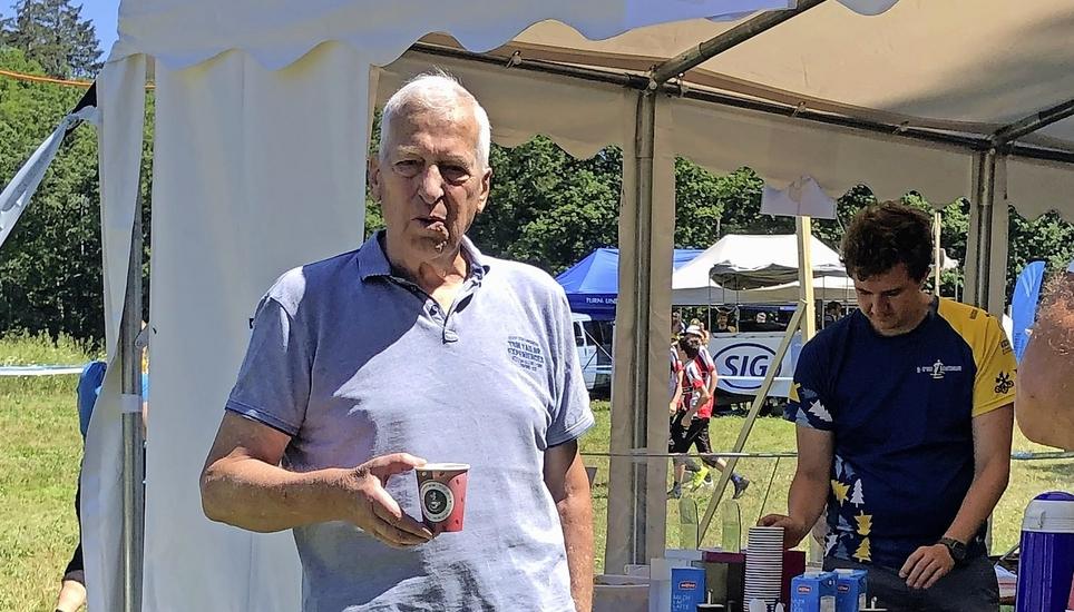 Ernst Rubli erhielt für seine Verdienste um den Orientierungslauf-Sport den Award der OLG Schaffhausen. Bild: Beat Meier