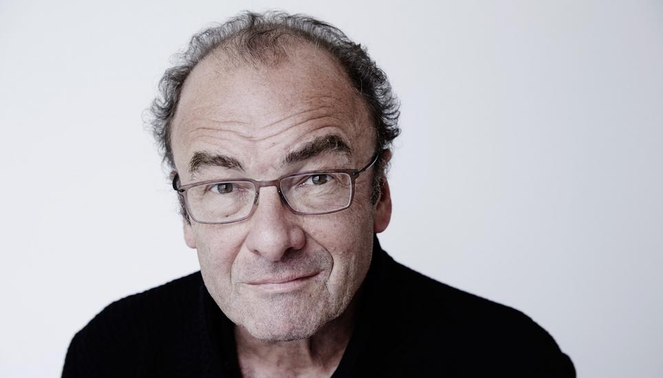 Der Autor Robert Menasse ist bekannt für seine tiefgründigen, philosophischen Werke, die immer wieder kontrovers diskutiert werden. Bild: Rafaela Pröll/Suhrkamp Verlag