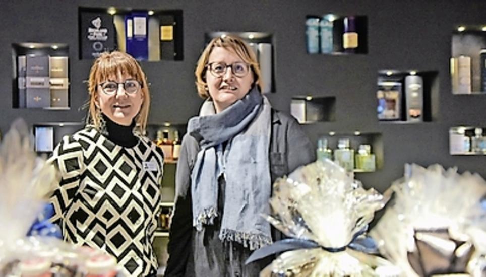 Andrea Imthurn (l.) und Nicola Wehrli im neuen Falken-Pop-up-Laden. Bild: Shania Eberhard