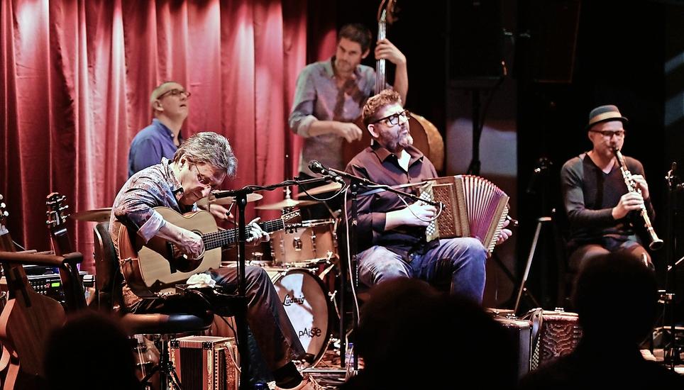 Kammgarn-Stubete: Max Lässer und sein Überlandorchester. Bild: Selwyn Hoffmann