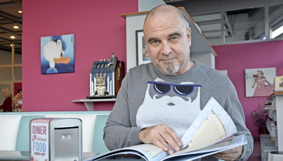 Sämi Weber, hier in seinem Eglisauer Büro, mit dem neuesten Samichlaus-Buch. Bild: Alexander Joho