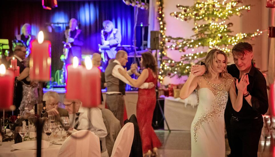 Zu den Klängen von Bernies Music Revue tanzten die Gäste des Schaffhauser TCS-Balls im weihnachtlich dekorierten Hombergerhaus bis weit nach Mitternacht. Bilder: Roberta Fele