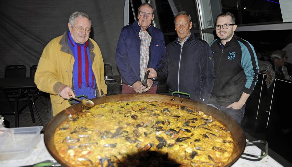 Das Herzstück des Abends: die Paella (v. l.) von Pedro Planas, mit René Deck, Johan Neeskens und Marco Planas. Bilder: Daniel F. Koch