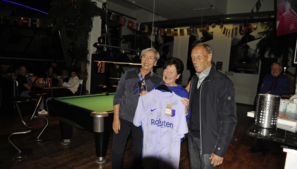 Den Hauptpreis, das signierte Barcelona-Trikot, gewinnt Christina Da Rin (Mitte), zwischen Marlies und Johan Neeskens.