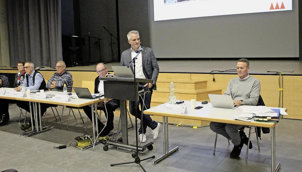 Der Rafzer Gemeinderat stellte sich den kritischen Voten zur teilrevidierten Bau- und Zonenordnung. Bild: Mirza Hodel