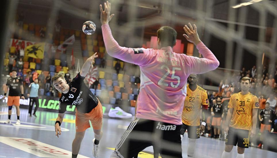 Der Moment der Entscheidung: Odinn Thor Rikhardsson trifft mit dem letzten Penalty zum Sieg über Lissabon. Bilder: Michael Kessler