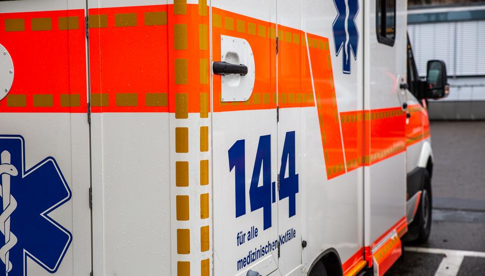 Eine 67-jährige Frau zog sich bei der Kollision mit einem rückwärts fahrenden Auto leichte Verletzungen zu und musste in ein Spital überführt werden. Bild: Roberta Fele