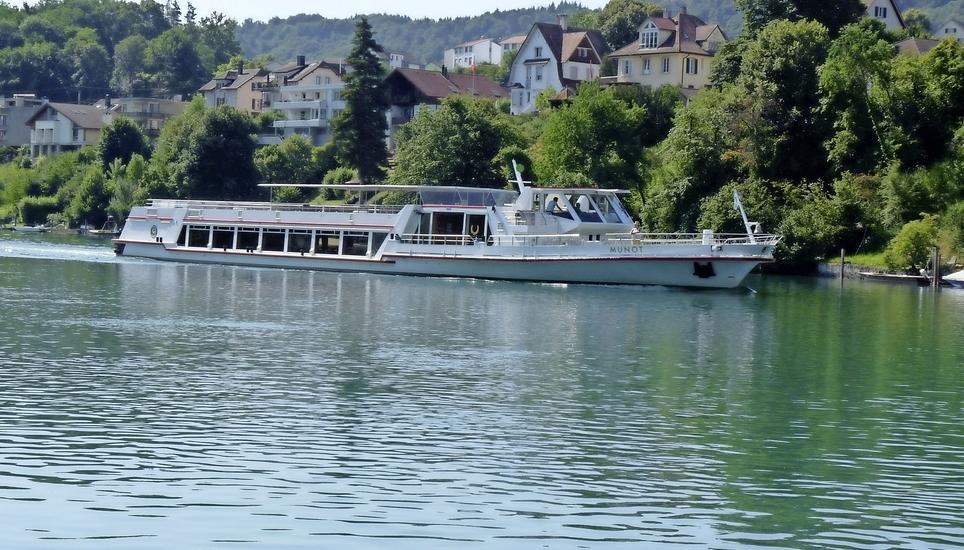 Ein leeres Schiff bei Niedrigwasser zwischen Schaffhausen und Diessenhofen. Bild: Thomas Güntert