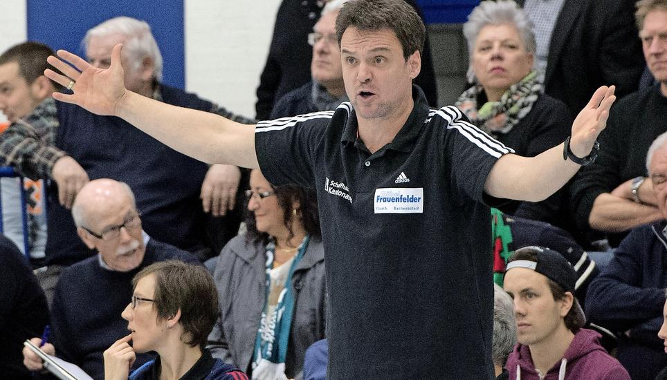 Markus Baur ist bekannt dafür, dass er während den Spielen emotional voll mitfiebert, wie hier einst als Kadetten-Coach. Bild: Keystone
